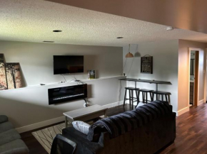 Pincher Peaks Suite-30 minutes from Ski Hills